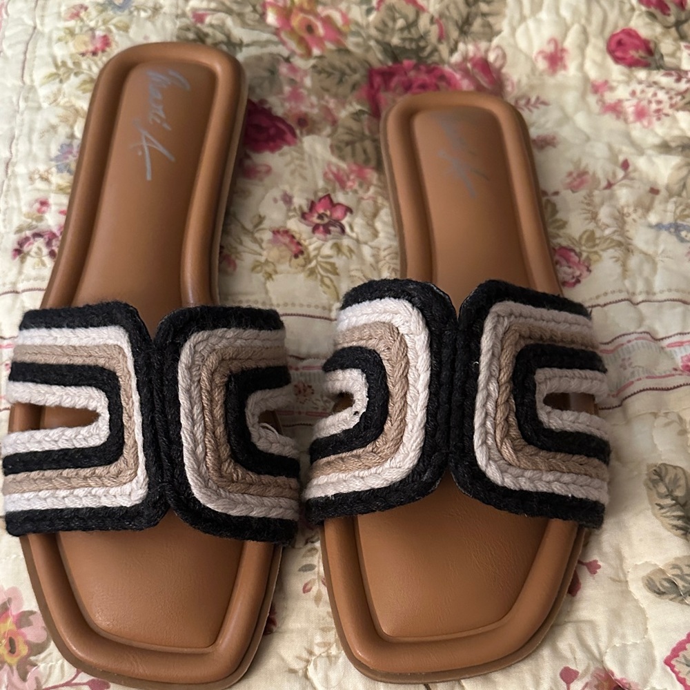 Mari A Stylish Black and Tan Women's Slide Sandals 8.5 NEW